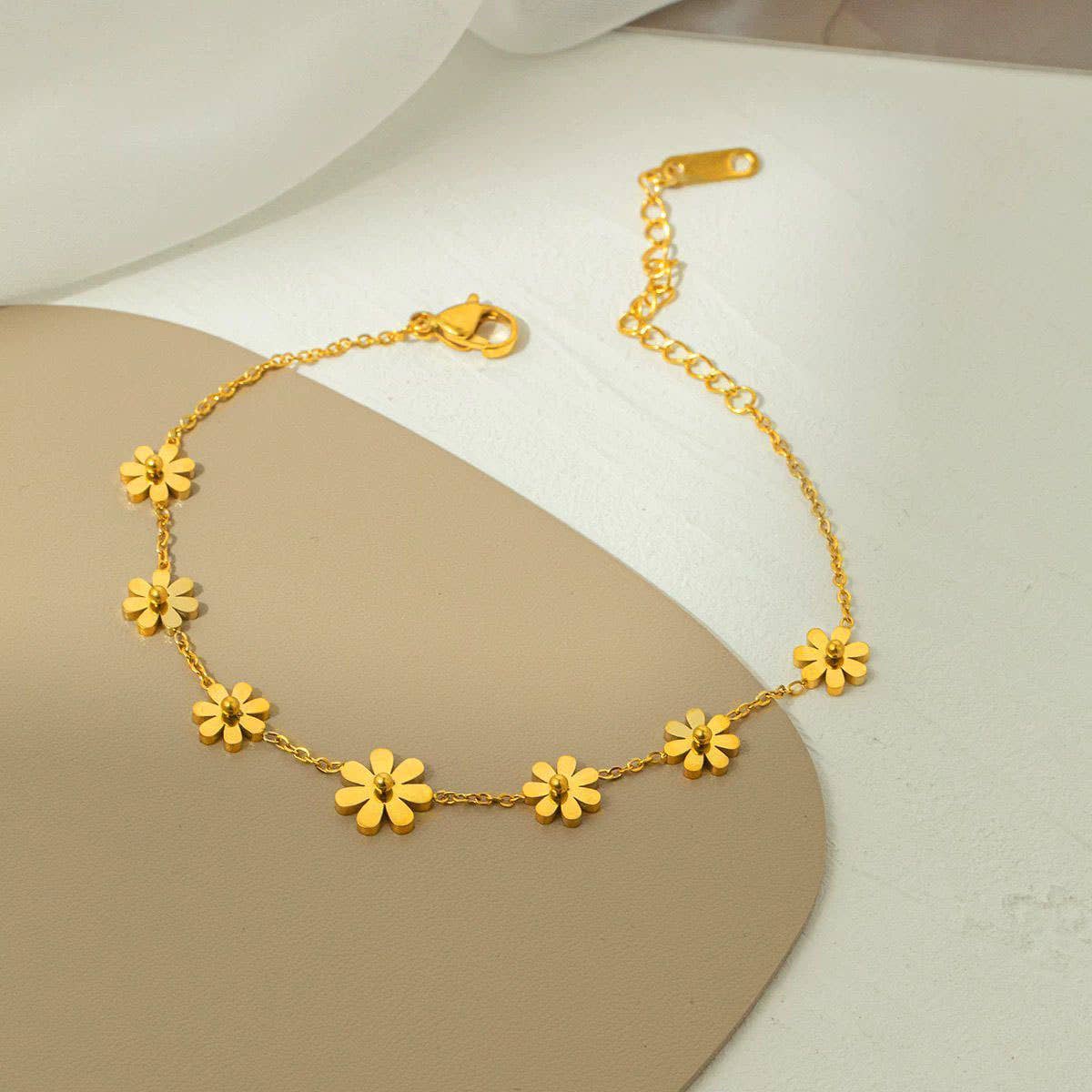 Daisy Chain Bracelet in Gold