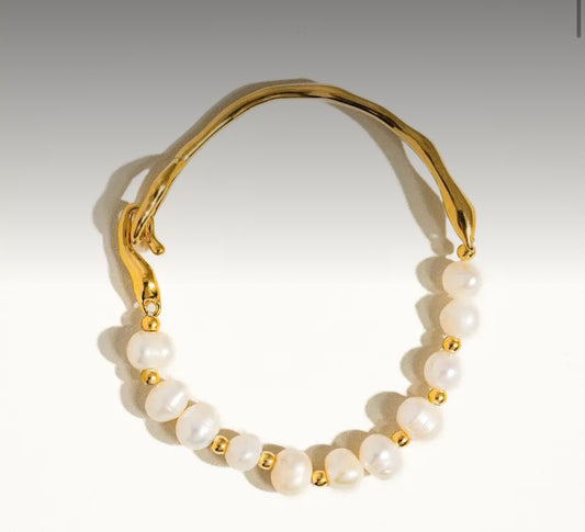 Olivia Gold Non-Tarnish Natural Pearl
Gold Bracelet